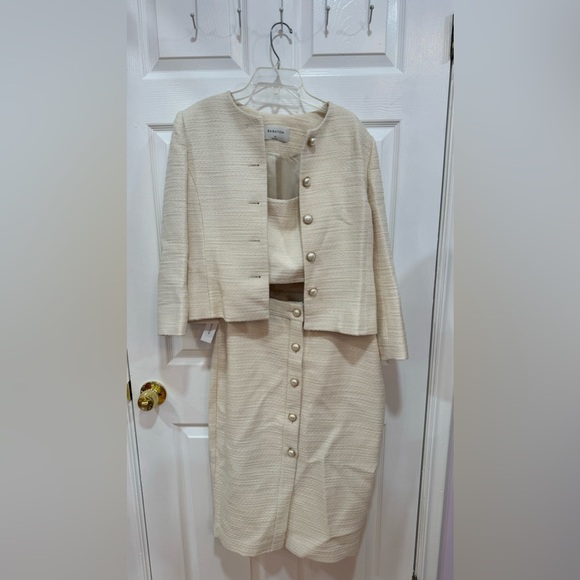 Aritzia Babaton FULL SET Size 10
Little Tweed Jacket, Top and Skirt Size 10 - Picture 8 of 8